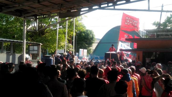 Buruh Gelar Aksi di Depan Koperasi TKBM, Ini Tuntutannya!